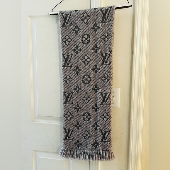 Louis Vuitton Logomania Wool Scarf, Light & Dark Gray Combination - Picture 3 of 12